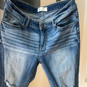 BKE Buckle universal fit, mid rise, ankle, Blue Skinny Jeans with Faded Wash.